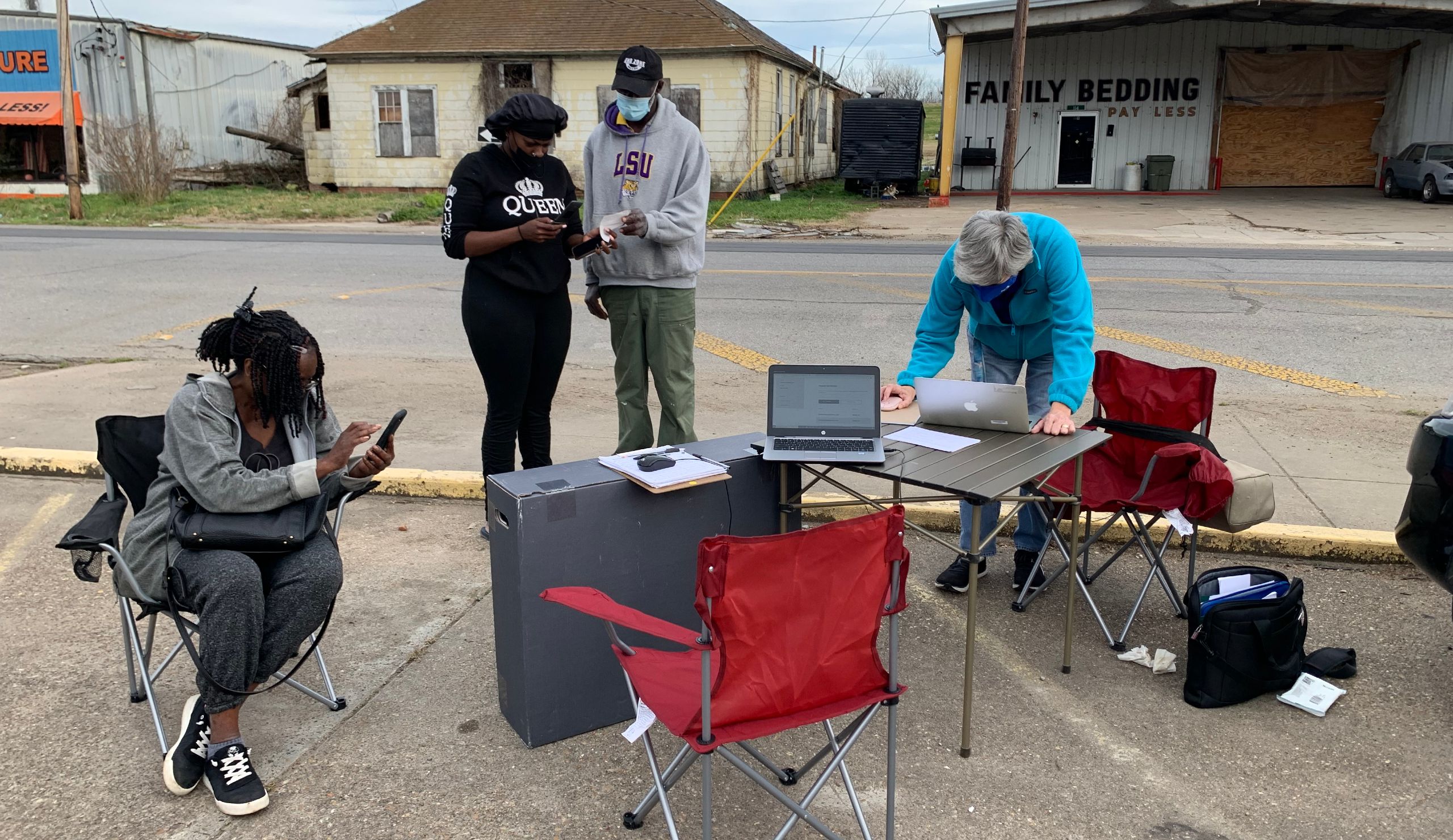 Digital navigators help local residents connect to the internet