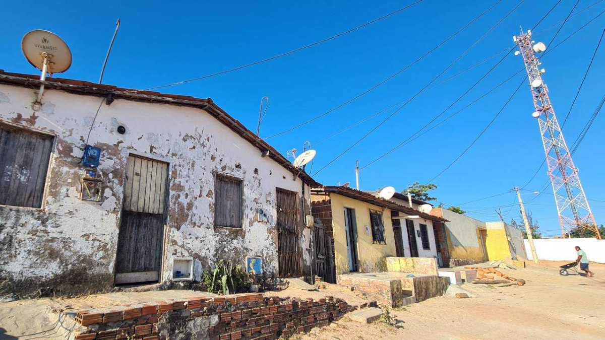 Satellites and wires connecting homes in Brazilian township